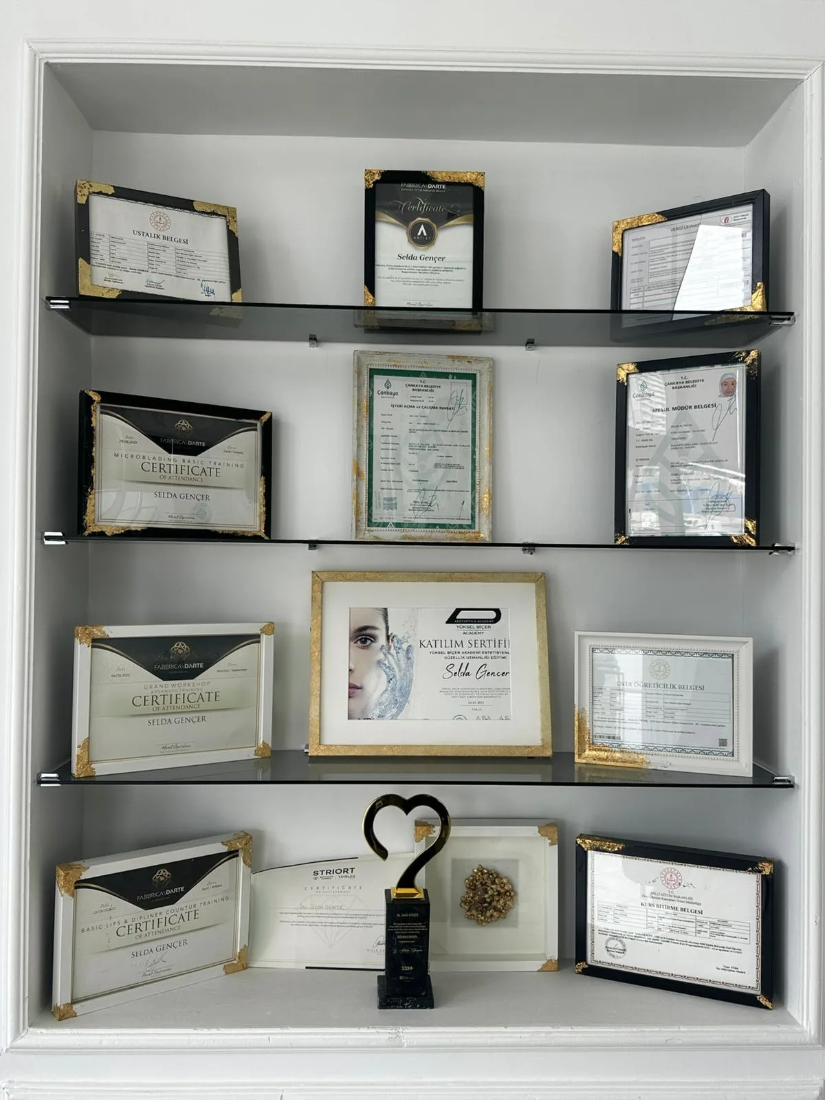 Selda Gençer Beauty uzmanlık belgeleri ve sertifika vitrini