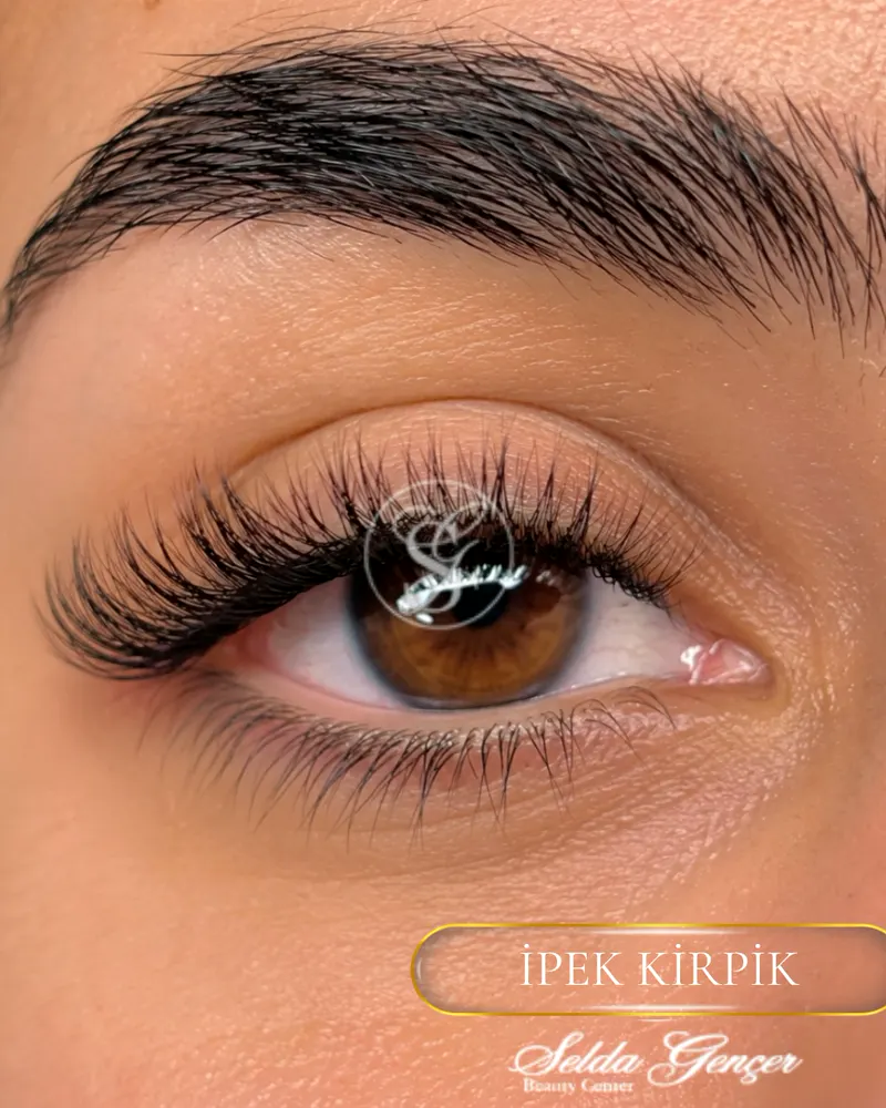 Dolgun görünümlü ipek kirpik, salonumuzda yapıldı