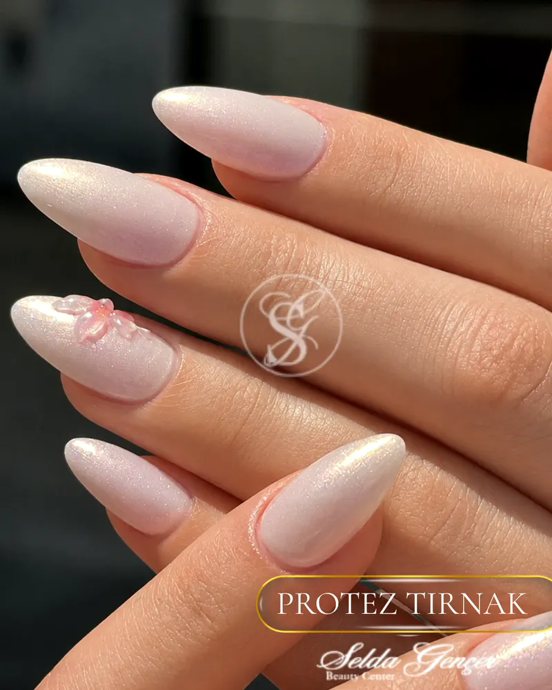 Nude badem tırnak, salonumuzda