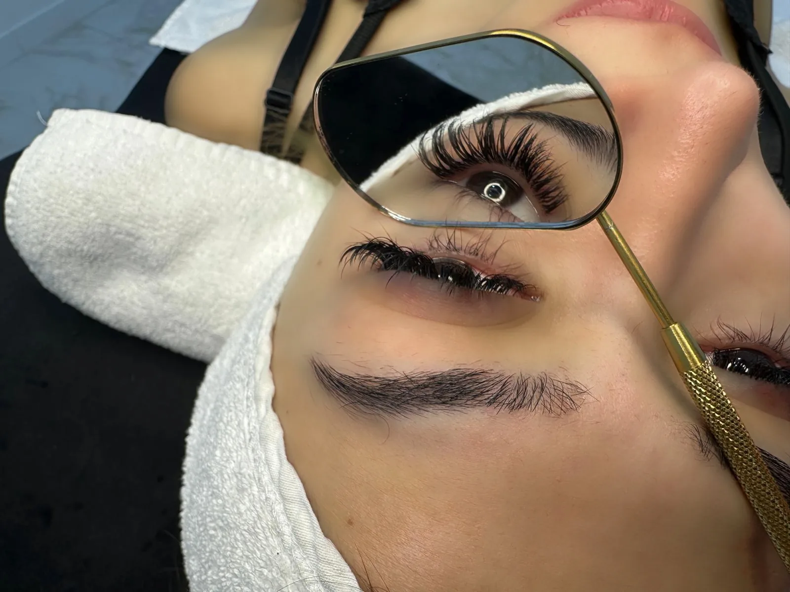 Klasik ipek kirpik uygulaması salon içinde kontrol edilirken