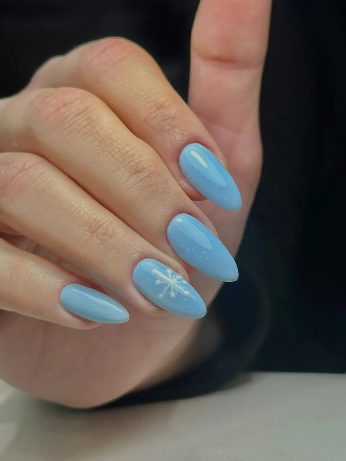 Mavi nail art badem tırnak uygulama sonucu